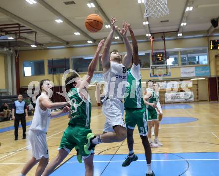 Basketball 2. Liga 2025/2026. Grunddurchgang 4. Runde.  KOS Celovec gegen Basketball Klub Rapid Wien.  Adrian Babic (KOS),  Eric Jenner, Vito Meier (Wien). Klagenfurt, am 25.10.2025.
Foto: Kuess
---
pressefotos, pressefotografie, kuess, qs, qspictures, sport, bild, bilder, bilddatenbank