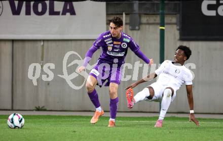 Fussball 2. Liga. SK Austria Klagenfurt gegen SK Sturm Graz II.  Elias Jandrisevits (Klagenfurt), Youba Moulaye Koita   (Graz).  Klagenfurt, 24.10..2025.
Foto: Kuess
www.qspictures.net
---
pressefotos, pressefotografie, kuess, qs, qspictures, sport, bild, bilder, bilddatenbank