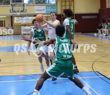 Basketball 2. Liga 2025/2026. Grunddurchgang 4. Runde.  KOS Celovec gegen Basketball Klub Rapid Wien.  Samuel Seher (KOS), Vito Meier, Eric Jenner, Lysander Gmeiner  (Wien). Klagenfurt, am 25.10.2025.
Foto: Kuess
---
pressefotos, pressefotografie, kuess, qs, qspictures, sport, bild, bilder, bilddatenbank