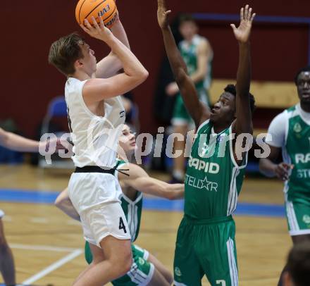 Basketball 2. Liga 2025/2026. Grunddurchgang 4. Runde.  KOS Celovec gegen Basketball Klub Rapid Wien.  Samuel Seher (KOS),   David Ilunga Zola (Wien). Klagenfurt, am 25.10.2025.
Foto: Kuess
---
pressefotos, pressefotografie, kuess, qs, qspictures, sport, bild, bilder, bilddatenbank
