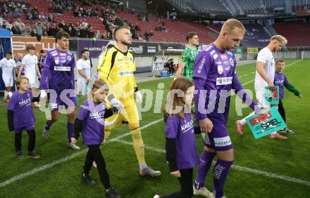 Fussball 2. Liga. SK Austria Klagenfurt gegen SK Sturm Graz II. Gewalt ist kein Spiel. Florian Jaritz, Adnan Kanuric, Mario Matkovic   (Klagenfurt).  Klagenfurt, 24.10..2025.
Foto: Kuess
www.qspictures.net
---
pressefotos, pressefotografie, kuess, qs, qspictures, sport, bild, bilder, bilddatenbank