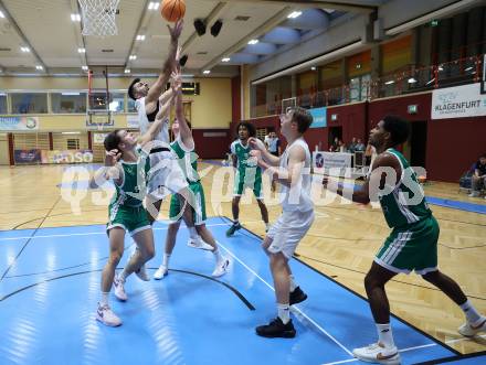 Basketball 2. Liga 2025/2026. Grunddurchgang 4. Runde.  KOS Celovec gegen Basketball Klub Rapid Wien.   Marin Sliskovic (KOS), Samuel Camagni, Vito Meier  (Wien). Klagenfurt, am 25.10.2025.
Foto: Kuess
---
pressefotos, pressefotografie, kuess, qs, qspictures, sport, bild, bilder, bilddatenbank