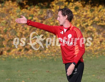 Fussball. 1. Klasse Mitte. Strassburg gegen Afritz.  Trainer Daniel Schorn.     (Strassburg).  Strassburg, 25.10.2025.
Foto: Kuess
www.qspictures.net
---
pressefotos, pressefotografie, kuess, qs, qspictures, sport, bild, bilder, bilddatenbank