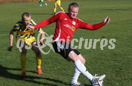 Fussball. 1. Klasse Mitte. Strassburg gegen Afritz    Marco Krall (Strassburg),  Nico Moser   (Afritz).  Strassburg, 25.10.2025.
Foto: Kuess
www.qspictures.net
---
pressefotos, pressefotografie, kuess, qs, qspictures, sport, bild, bilder, bilddatenbank