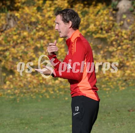 Fussball. 1. Klasse Mitte. Strassburg gegen Afritz.   Trainer Daniel Schorn  (Strassburg).  Strassburg, 25.10.2025.
Foto: Kuess
www.qspictures.net
---
pressefotos, pressefotografie, kuess, qs, qspictures, sport, bild, bilder, bilddatenbank