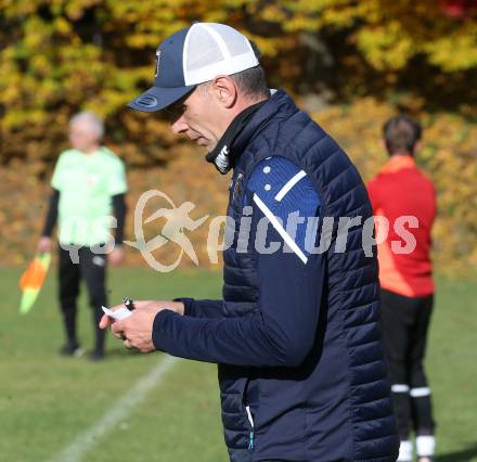 Fussball. 1. Klasse Mitte. Strassburg gegen Afritz.  Trainer Robert Samonig   (Afritz).  Strassburg, 25.10.2025.
Foto: Kuess
www.qspictures.net
---
pressefotos, pressefotografie, kuess, qs, qspictures, sport, bild, bilder, bilddatenbank