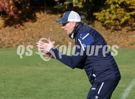 Fussball. 1. Klasse Mitte. Strassburg gegen Afritz    Trainer Robert Samonig    (Afritz).  Strassburg, 25.10.2025.
Foto: Kuess
www.qspictures.net
---
pressefotos, pressefotografie, kuess, qs, qspictures, sport, bild, bilder, bilddatenbank