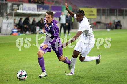 Fussball 2. Liga. SK Austria Klagenfurt gegen SK Sturm Graz II. Michael Lang   (Klagenfurt),  Richmond Osazemen Osayantin  (Graz).  Klagenfurt, 24.10..2025.
Foto: Kuess
www.qspictures.net
---
pressefotos, pressefotografie, kuess, qs, qspictures, sport, bild, bilder, bilddatenbank