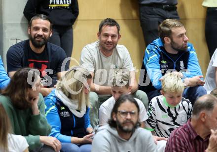 Basketball 2. Liga 2025/2026. Grunddurchgang 5. Runde.  Woerthersee Piraten gegen KOS Celovec.   Ex-GAK Trainer Gernot Messner (Mitte). Klagenfurt, am 1.11.2025.
Foto: Kuess
---
pressefotos, pressefotografie, kuess, qs, qspictures, sport, bild, bilder, bilddatenbank