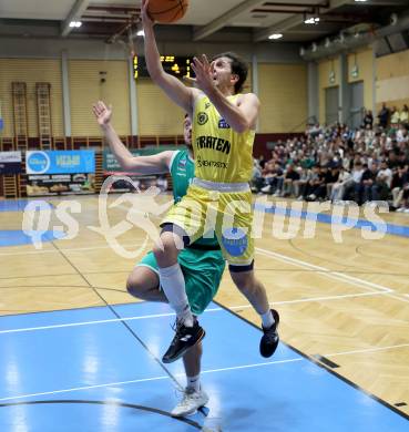 Basketball 2. Liga 2025/2026. Grunddurchgang 5. Runde.  Woerthersee Piraten gegen KOS Celovec. Elias Podany  (Piraten),  Veljko Dena (KOS). Klagenfurt, am 1.11.2025.
Foto: Kuess
---
pressefotos, pressefotografie, kuess, qs, qspictures, sport, bild, bilder, bilddatenbank