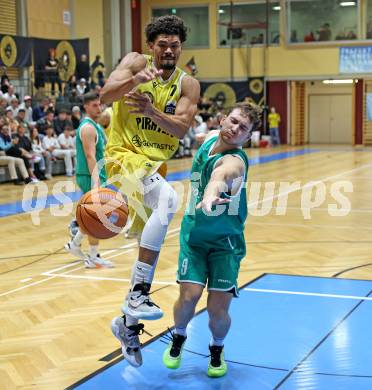 Basketball 2. Liga 2025/2026. Grunddurchgang 5. Runde.  Woerthersee Piraten gegen KOS Celovec.  Marcus Holyfield (Piraten), Adrian Babic  (KOS). Klagenfurt, am 1.11.2025.
Foto: Kuess
---
pressefotos, pressefotografie, kuess, qs, qspictures, sport, bild, bilder, bilddatenbank