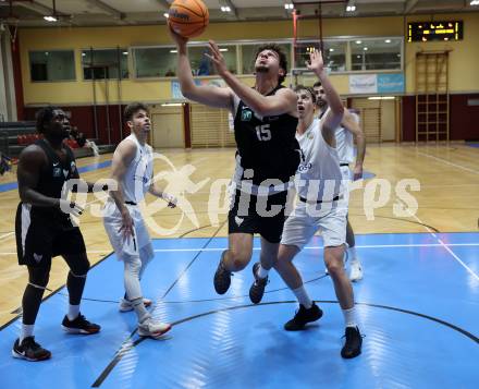 Basketball 2. Liga 2025/2026. Grunddurchgang 6. Runde.  KOS Celovec gegen Raiders Tirol.   Samuel Seher (KOS),  Rico Hupfauf (Tirol). Klagenfurt, am 8.11.2025.
Foto: Kuess
---
pressefotos, pressefotografie, kuess, qs, qspictures, sport, bild, bilder, bilddatenbank