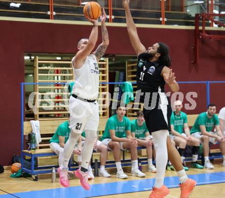 Basketball 2. Liga 2025/2026. Grunddurchgang 6. Runde.  KOS Celovec gegen Raiders Tirol.   Nikolas Susa (KOS),  Dennis Kaltenbrunner (Tirol). Klagenfurt, am 8.11.2025.
Foto: Kuess
---
pressefotos, pressefotografie, kuess, qs, qspictures, sport, bild, bilder, bilddatenbank