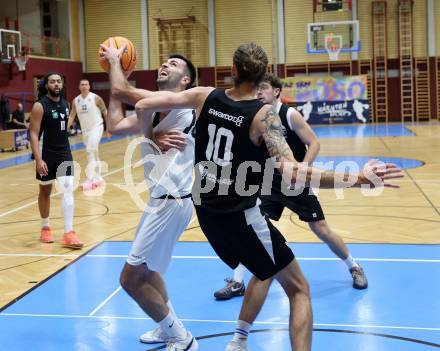 Basketball 2. Liga 2025/2026. Grunddurchgang 6. Runde.  KOS Celovec gegen Raiders Tirol.   Marin Sliskovic (KOS),  Thomas Pirchner  (Tirol). Klagenfurt, am 8.11.2025.
Foto: Kuess
---
pressefotos, pressefotografie, kuess, qs, qspictures, sport, bild, bilder, bilddatenbank