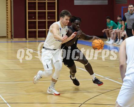 Basketball 2. Liga 2025/2026. Grunddurchgang 6. Runde.  KOS Celovec gegen Raiders Tirol.   Simon Siencnik (KOS),  Dennis Acheampong (Tirol). Klagenfurt, am 8.11.2025.
Foto: Kuess
---
pressefotos, pressefotografie, kuess, qs, qspictures, sport, bild, bilder, bilddatenbank