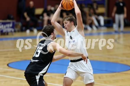 Basketball 2. Liga 2025/2026. Grunddurchgang 6. Runde.  KOS Celovec gegen Raiders Tirol.   Samuel Seher (KOS),  Rico Hupfauf(Tirol). Klagenfurt, am 8.11.2025.
Foto: Kuess
---
pressefotos, pressefotografie, kuess, qs, qspictures, sport, bild, bilder, bilddatenbank