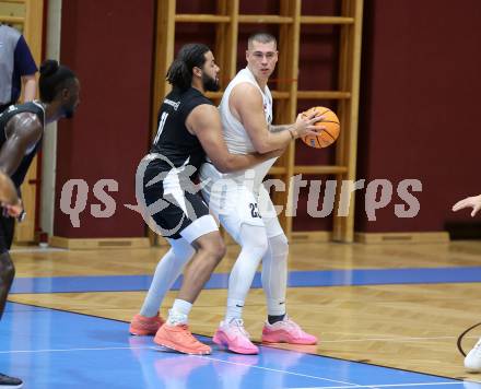 Basketball 2. Liga 2025/2026. Grunddurchgang 6. Runde.  KOS Celovec gegen Raiders Tirol.   Nikolas Susa (KOS),  Dennis Kaltenbrunner (Tirol). Klagenfurt, am 8.11.2025.
Foto: Kuess
---
pressefotos, pressefotografie, kuess, qs, qspictures, sport, bild, bilder, bilddatenbank