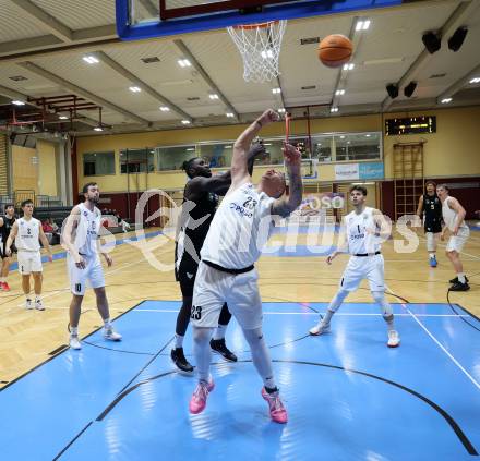 Basketball 2. Liga 2025/2026. Grunddurchgang 6. Runde.  KOS Celovec gegen Raiders Tirol.   Nikolas Susa (KOS),  Mansata Cisse (Tirol). Klagenfurt, am 8.11.2025.
Foto: Kuess
---
pressefotos, pressefotografie, kuess, qs, qspictures, sport, bild, bilder, bilddatenbank