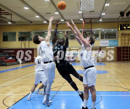 Basketball 2. Liga 2025/2026. Grunddurchgang 6. Runde.  KOS Celovec gegen Raiders Tirol.   Simon Siencnik, Samuel Seher (KOS),  Dennis Acheampong (Tirol). Klagenfurt, am 8.11.2025.
Foto: Kuess
---
pressefotos, pressefotografie, kuess, qs, qspictures, sport, bild, bilder, bilddatenbank