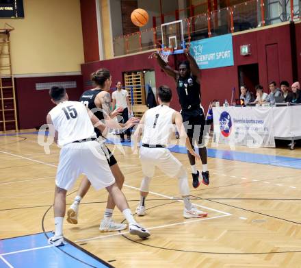 Basketball 2. Liga 2025/2026. Grunddurchgang 6. Runde.  KOS Celovec gegen Raiders Tirol.   Simon Siencnik, Marin Sliskovic (KOS),  Dennis Acheampong, Thomas Pirchner  (Tirol). Klagenfurt, am 8.11.2025.
Foto: Kuess
---
pressefotos, pressefotografie, kuess, qs, qspictures, sport, bild, bilder, bilddatenbank