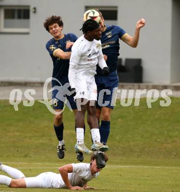 Fussball. Kaerntner Liga. Koettmannsdorf gegen Grafenstein. Confidence Eboigbe Osawe  (Koettmannsdorf), Tobias Felix Waldner, Manuel Rabitsch  (Grafenstein).  Klagenfurt, am 8.11.2025.
Foto: Kuess
www.qspictures.net
---
pressefotos, pressefotografie, kuess, qs, qspictures, sport, bild, bilder, bilddatenbank
