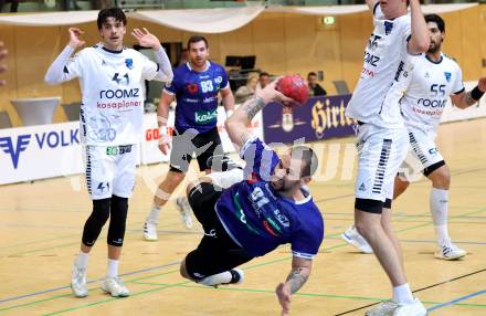 Handball Bundesliga. HLA. SC Ferlach gegen Voeslau.  Adrian Milicevic  (SCF),  Jan Kovacec  (Voeslau).  Ferlach, am 8.11.2025.
Foto: Kuess
www.qspictures.net
---
pressefotos, pressefotografie, kuess, qs, qspictures, sport, bild, bilder, bilddatenbank