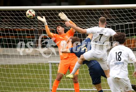 Fussball. Kaerntner Liga. Koettmannsdorf gegen Grafenstein. Alex Ristic  (Koettmannsdorf), Manuel Rabitsch, Thomas Peter Pachernig (Grafenstein).  Klagenfurt, am 8.11.2025.
Foto: Kuess
www.qspictures.net
---
pressefotos, pressefotografie, kuess, qs, qspictures, sport, bild, bilder, bilddatenbank