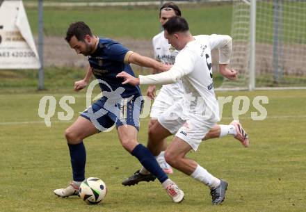 Fussball. Kaerntner Liga. Koettmannsdorf gegen Grafenstein. Matteo Juvan  (Koettmannsdorf),  Marco Mueller (Grafenstein).  Klagenfurt, am 8.11.2025.
Foto: Kuess
www.qspictures.net
---
pressefotos, pressefotografie, kuess, qs, qspictures, sport, bild, bilder, bilddatenbank
