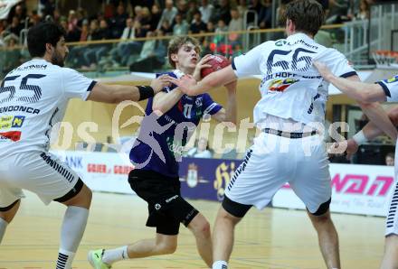 Handball Bundesliga. HLA. SC Ferlach gegen Voeslau.  Markus Kelih (SCF),  Eduardo Mendonca, Moritz Doblhoff-deir  (Voeslau).  Ferlach, am 8.11.2025.
Foto: Kuess
www.qspictures.net
---
pressefotos, pressefotografie, kuess, qs, qspictures, sport, bild, bilder, bilddatenbank
