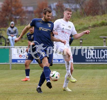 Fussball. Kaerntner Liga. Koettmannsdorf gegen Grafenstein. Alex Ristic (Koettmannsdorf), Manuel Rabitsch  (Grafenstein).  Klagenfurt, am 8.11.2025.
Foto: Kuess
www.qspictures.net
---
pressefotos, pressefotografie, kuess, qs, qspictures, sport, bild, bilder, bilddatenbank