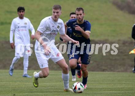 Fussball. Kaerntner Liga. Koettmannsdorf gegen Grafenstein. Alex Ristic   (Koettmannsdorf),  Fabian Griesebner  (Grafenstein).  Klagenfurt, am 8.11.2025.
Foto: Kuess
www.qspictures.net
---
pressefotos, pressefotografie, kuess, qs, qspictures, sport, bild, bilder, bilddatenbank