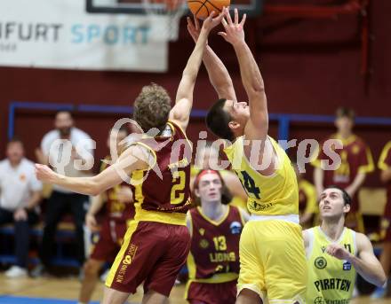 Basketball 2. Liga 2025/2026. Grunddurchgang 7. Runde.  Woerthersee Piraten gegen Traiskirchen Lions NexGen.  David Jelkic (Piraten),  Mykyta Bitkin (Traiskirchen). Klagenfurt, am 15.11.2025.
Foto: Kuess
---
pressefotos, pressefotografie, kuess, qs, qspictures, sport, bild, bilder, bilddatenbank