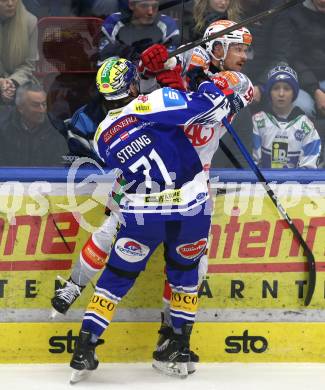 Eishockey ICE Bundesliga.  Winn2day ICE Hockey League. VSV gegen KAC. Steven Strong  (VSV)Matt Fraser   (KAC). Villach am 14.11.2025.
Foto: Kuess
www.qspictures.net
---
pressefotos, pressefotografie, kuess, qs, qspictures, sport, bild, bilder, bilddatenbank