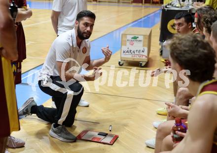 Basketball 2. Liga 2025/2026. Grunddurchgang 7. Runde.  Woerthersee Piraten gegen Traiskirchen Lions NexGen.  Co-Trainer Aldin Avdic   (Traiskirchen). Klagenfurt, am 15.11.2025.
Foto: Kuess
---
pressefotos, pressefotografie, kuess, qs, qspictures, sport, bild, bilder, bilddatenbank