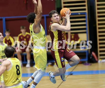 Basketball 2. Liga 2025/2026. Grunddurchgang 7. Runde.  Woerthersee Piraten gegen Traiskirchen Lions NexGen.  Marcus Holyfield  (Piraten),  David Ilincic (Traiskirchen). Klagenfurt, am 15.11.2025.
Foto: Kuess
---
pressefotos, pressefotografie, kuess, qs, qspictures, sport, bild, bilder, bilddatenbank