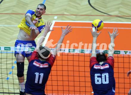 Volleyball Bundesliga. AVL. Austrian Volleyball League.   Aich/Dob gegen VBK Kelag Woerther-See-Loewen Klagenfurt.  Luan Weber (Aich/Dob), Erik Benedikt Kolev, Jonas Emanuel Holzinger  (VBK Klagenfurt). Bleiburg, am 15.11.2025.
Foto: Kuess
www.qspictures.net
---
pressefotos, pressefotografie, kuess, qs, qspictures, sport, bild, bilder, bilddatenbank