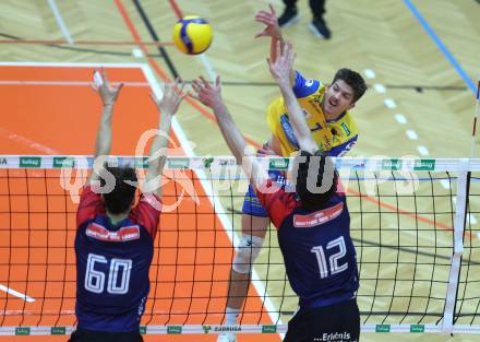 Volleyball Bundesliga. AVL. Austrian Volleyball League.   Aich/Dob gegen VBK Kelag Woerther-See-Loewen Klagenfurt. Zigurds Janis Licis  (Aich/Dob),  Jonas Emanuel Holzinger, Ethan Robert Nashim (VBK Klagenfurt). Bleiburg, am 15.11.2025.
Foto: Kuess
www.qspictures.net
---
pressefotos, pressefotografie, kuess, qs, qspictures, sport, bild, bilder, bilddatenbank