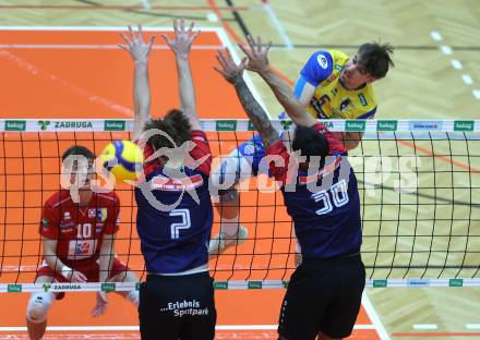 Volleyball Bundesliga. AVL. Austrian Volleyball League.   Aich/Dob gegen VBK Kelag Woerther-See-Loewen Klagenfurt.  Jan Jirasek (Aich/Dob), David Marius Petschnig, Leonardo Plaza Gandini  (VBK Klagenfurt). Bleiburg, am 15.11.2025.
Foto: Kuess
www.qspictures.net
---
pressefotos, pressefotografie, kuess, qs, qspictures, sport, bild, bilder, bilddatenbank