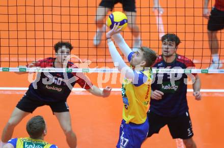 Volleyball Bundesliga. AVL. Austrian Volleyball League.   Aich/Dob gegen VBK Kelag Woerther-See-Loewen Klagenfurt. Jiri Srb (Aich/Dob),  Jonas Emanuel Holzinger, Ben Stockhammer (VBK Klagenfurt). Bleiburg, am 15.11.2025.
Foto: Kuess
www.qspictures.net
---
pressefotos, pressefotografie, kuess, qs, qspictures, sport, bild, bilder, bilddatenbank