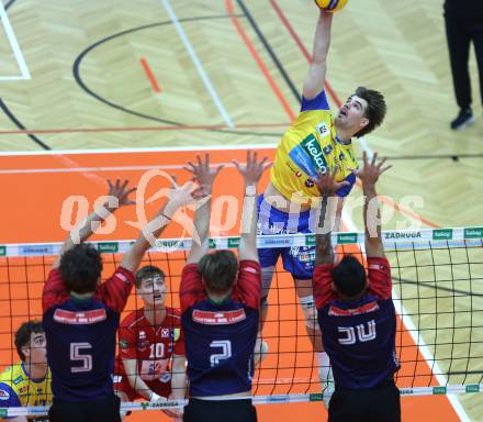 Volleyball Bundesliga. AVL. Austrian Volleyball League.   Aich/Dob gegen VBK Kelag Woerther-See-Loewen Klagenfurt. Jan Jirasek  (Aich/Dob),  Ben Stockhammer, David Marius Petschnig, Leonardo Plaza Gandini  (VBK Klagenfurt). Bleiburg, am 15.11.2025.
Foto: Kuess
www.qspictures.net
---
pressefotos, pressefotografie, kuess, qs, qspictures, sport, bild, bilder, bilddatenbank