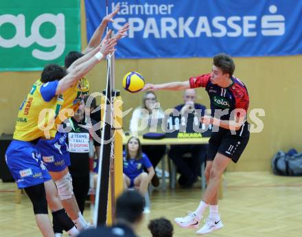 Volleyball Bundesliga. AVL. Austrian Volleyball League.   Aich/Dob gegen VBK Kelag Woerther-See-Loewen Klagenfurt.  Sebastian Sablatnig (Aich/Dob),  Erik Benedikt Kolev (VBK Klagenfurt). Bleiburg, am 15.11.2025.
Foto: Kuess
www.qspictures.net
---
pressefotos, pressefotografie, kuess, qs, qspictures, sport, bild, bilder, bilddatenbank