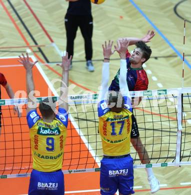 Volleyball Bundesliga. AVL. Austrian Volleyball League.   Aich/Dob gegen VBK Kelag Woerther-See-Loewen Klagenfurt. Nicolai Grabmueller, Jiri Srb  (Aich/Dob), Ben Stockhammer  (VBK Klagenfurt). Bleiburg, am 15.11.2025.
Foto: Kuess
www.qspictures.net
---
pressefotos, pressefotografie, kuess, qs, qspictures, sport, bild, bilder, bilddatenbank