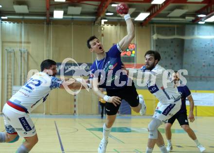 Handball Bundesliga. HLA. SC Ferlach gegen Linz. Toni Perkusic (SCF), Jadranko Stojanovic, Andrei Klimavets  (Linz).  Ferlach, am 22.11.2025.
Foto: Kuess
www.qspictures.net
---
pressefotos, pressefotografie, kuess, qs, qspictures, sport, bild, bilder, bilddatenbank