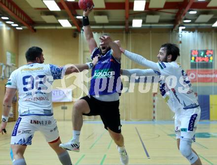 Handball Bundesliga. HLA. SC Ferlach gegen Linz. Toni Perkusic (SCF), Jadranko Stojanovic, Andrei Klimavets  (Linz).  Ferlach, am 22.11.2025.
Foto: Kuess
www.qspictures.net
---
pressefotos, pressefotografie, kuess, qs, qspictures, sport, bild, bilder, bilddatenbank