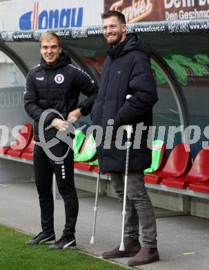 Fussball 2. Liga. SK Austria Klagenfurt gegen Amstetten.  Leon Gian (Physiotherapeut), Manuel Kuttin  (Klagenfurt).  Klagenfurt, 22.11..2025.
Foto: Kuess
www.qspictures.net
---
pressefotos, pressefotografie, kuess, qs, qspictures, sport, bild, bilder, bilddatenbank