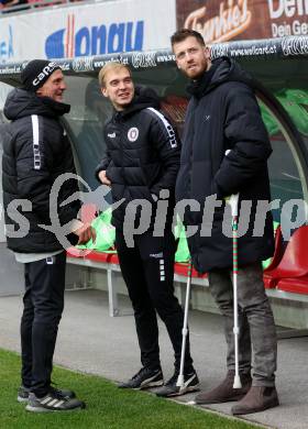 Fussball 2. Liga. SK Austria Klagenfurt gegen Amstetten.  Athletiktrainer Bernhard Sussitz, Leon Gian (Physiotherapeut), Manuel Kuttin  (Klagenfurt).  Klagenfurt, 22.11..2025.
Foto: Kuess
www.qspictures.net
---
pressefotos, pressefotografie, kuess, qs, qspictures, sport, bild, bilder, bilddatenbank