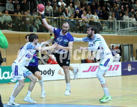 Handball Bundesliga. HLA. SC Ferlach gegen Linz. Patrik Leban  (SCF), Andrei Klimavets  (Linz).  Ferlach, am 22.11.2025.
Foto: Kuess
www.qspictures.net
---
pressefotos, pressefotografie, kuess, qs, qspictures, sport, bild, bilder, bilddatenbank