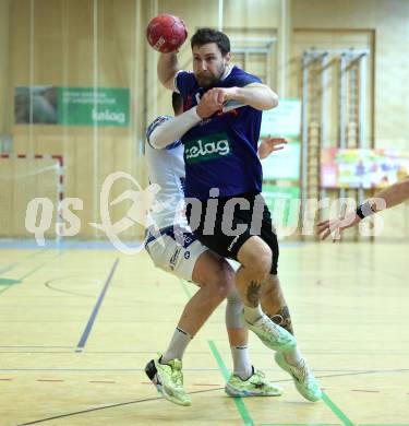 Handball Bundesliga. HLA. SC Ferlach gegen Linz. Leander Krobath (SCF), Leon Gregoric (Linz).  Ferlach, am 22.11.2025.
Foto: Kuess
www.qspictures.net
---
pressefotos, pressefotografie, kuess, qs, qspictures, sport, bild, bilder, bilddatenbank