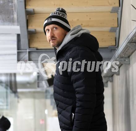 Eishockey. Laenderspiel U20 Oesterreich gegen Slowenien. Trainer Philipp Pinter (AUT).  Ferlach, am 3.12.2025.
Foto: Kuess
www.qspictures.net
---
pressefotos, pressefotografie, kuess, qs, qspictures, sport, bild, bilder, bilddatenbank