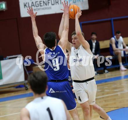 Basketball 2. Liga 2025/2026. Grunddurchgang 9. Runde.  KOS gegen Kufstein Towers.  Samuel Seher  (KOS), Maximilian Girschik  (Kufstein). Klagenfurt, am 8.12.2025.
Foto: Kuess
---
pressefotos, pressefotografie, kuess, qs, qspictures, sport, bild, bilder, bilddatenbank